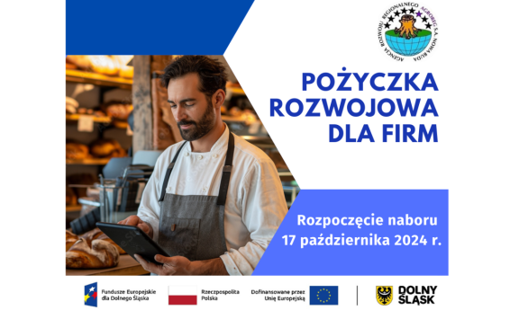 Pożyczka rozwojowa dla firm. Nabór od 17.10.2024. Logotypy ARR Agroreg S.A. , Fundusze Europejskie dla Dolnego Śląska, Dolny Śląsk, Rrzeczpospolita Polska, dofinansowane przez Unię Europejską. Po lewej stronie mężczyzna w piekarni liczy na kalkulatorze.