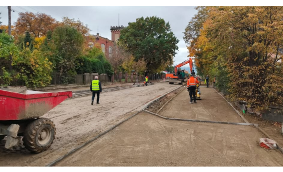 Teren budowy ul. Kilińskiego, koparka, wywrotka i dwóch pracowników.