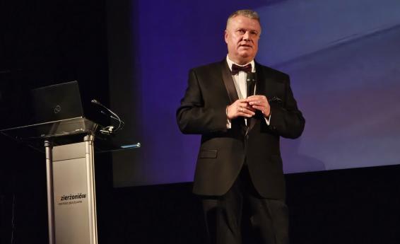 The Mayor of Dzierżoniów delivers a speech on the stage of the “Zbyszek” Cinema-Theatre during the New Year’s Meeting.