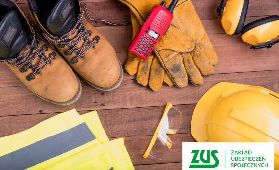 Sprzęt ochrony indywidualnej (BHP) ułożony na drewnianym stole. W lewym rogu logotyp Zakładu Ubezpieczeń Społecznych.