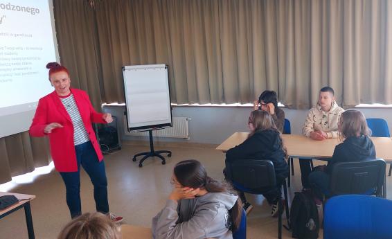 The workshop leader talks to the participants of the Entrepreneurship Tournament