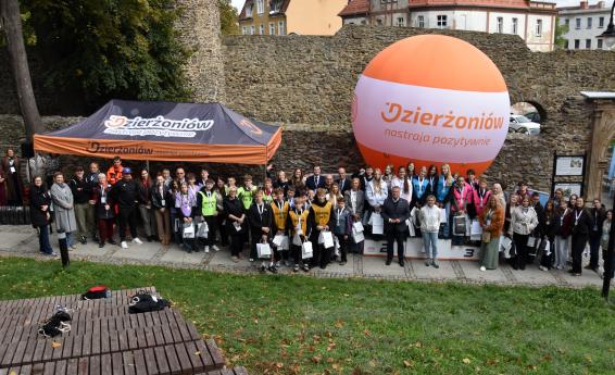 Participants and organizers of the 2nd edition of the “Entrepreneurial Dzierżoniów” outdoor game standing in front of the historic city walls.