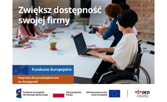 Grafika promująca Pożyczkę dla przedsiębiorców na dostępność. . Kobieta na wózku pracuje przy laptopie w biurze. W tle inni ludzie przy stole. Grafika zawiera hasło: „Zwiększ dostępność swojej firmy” oraz oznaczenia Funduszy Europejskich, Rzeczypospolitej Polskiej, Unii Europejskiej i Polskiego Funduszu Przedsiębiorczości.